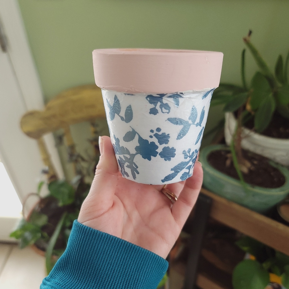 Handpainted/decopauge Terracotta pot